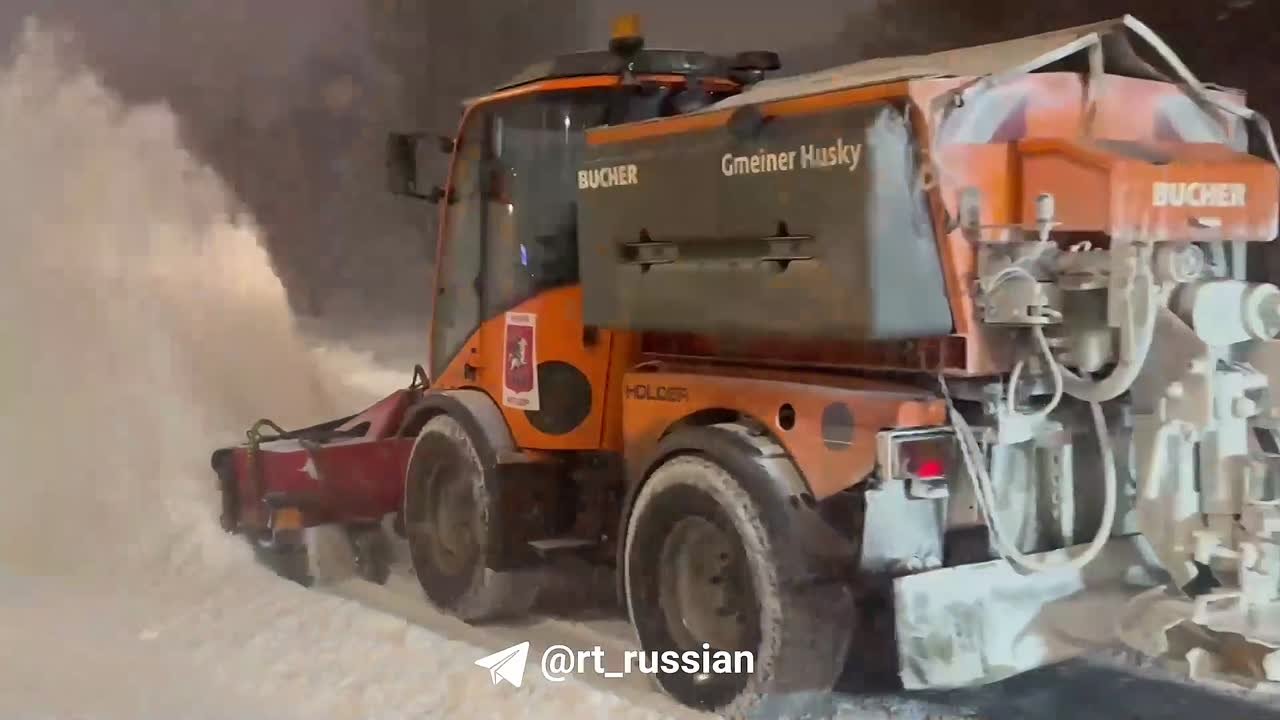 Москву всю ночь чистили от снега