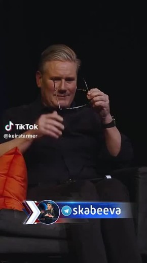 ‘Bonjour’ – Стармер троллит Макрона на комедийном шоу в Лондоне, надевая солнцезащитные очки