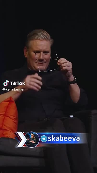 ‘Bonjour’ – Стармер троллит Макрона на комедийном шоу в Лондоне, надевая солнцезащитные очки