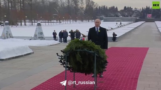 Путин возложил венок к монументу «Мать-Родина» на Пискаревском кладбище в Петербурге