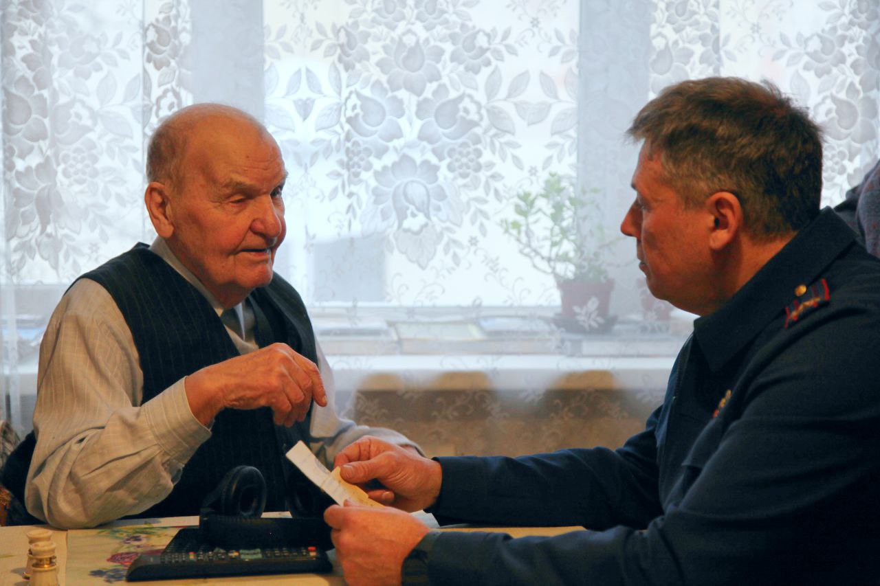 В годовщину снятия блокады Ленинграда офицер Следственного комитета навестил ветерана В годовщину снятия блокады Ленинграда офицер Следственного комитета навестил ветерана