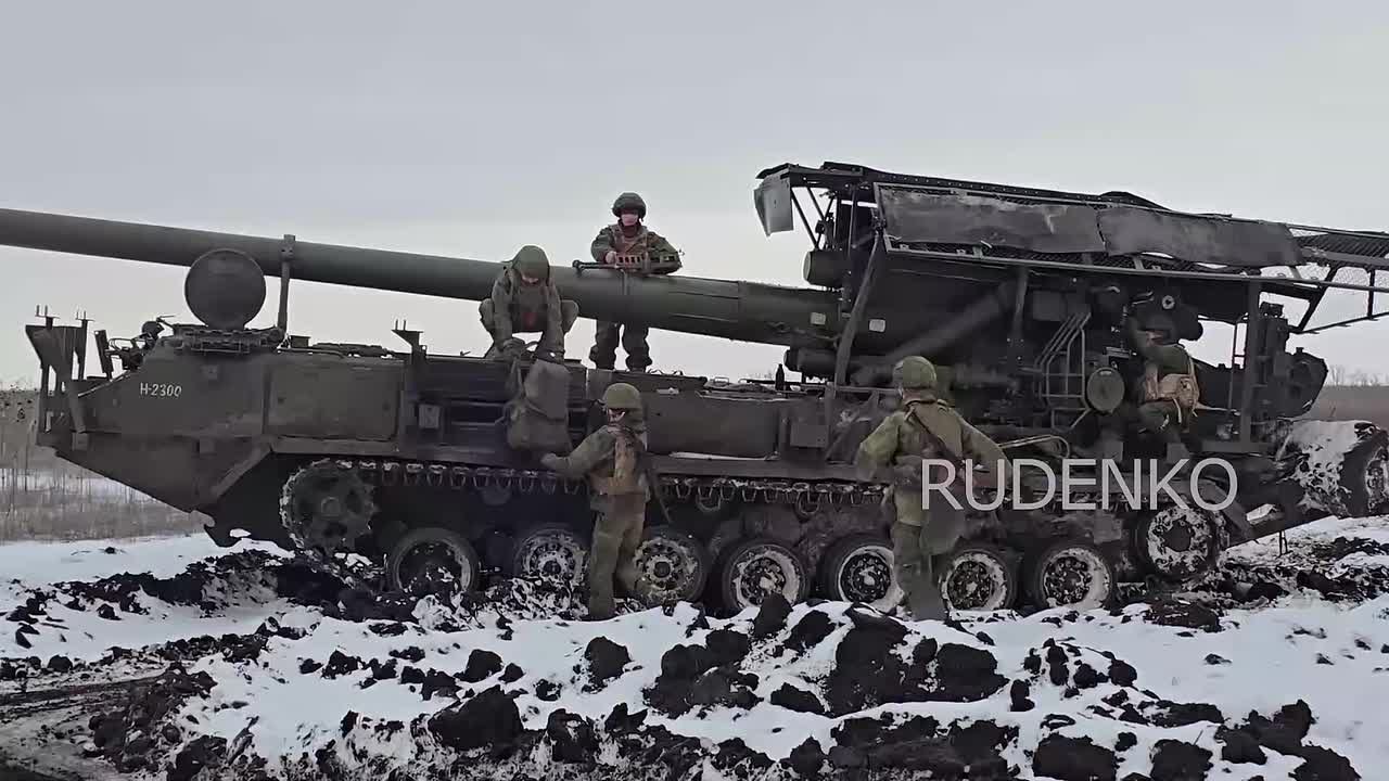 Андрей Руденко: Расчёт 203-мм САУ 2С7М «Малка» 120-й гвардейской артиллерийской бригады группировки войск «Центр» нанёс прицельный удар по опорному пункту ВСУ полностью уничтожив укреплённую позицию и находившуюся в ней...