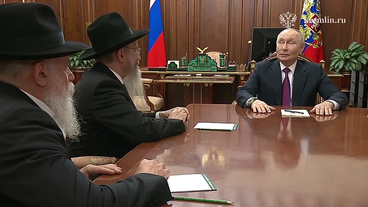 В Кремле состоялась встреча Владимира Путина с главным раввином России Берлом Лазаром и президентом Федерации еврейских общин России Александром Бородой