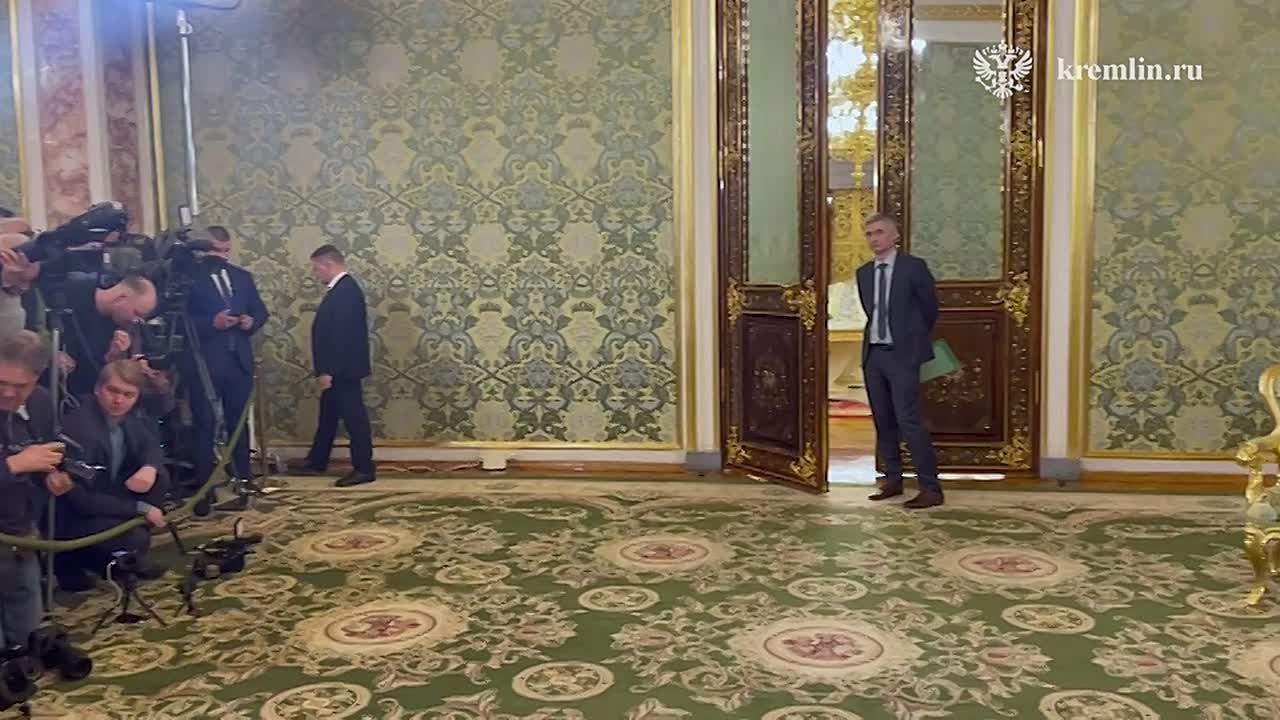 Представители СМИ в ожидании встречи Владимира Путина и Президента Сирии Ахмеда Шараа в Кремле