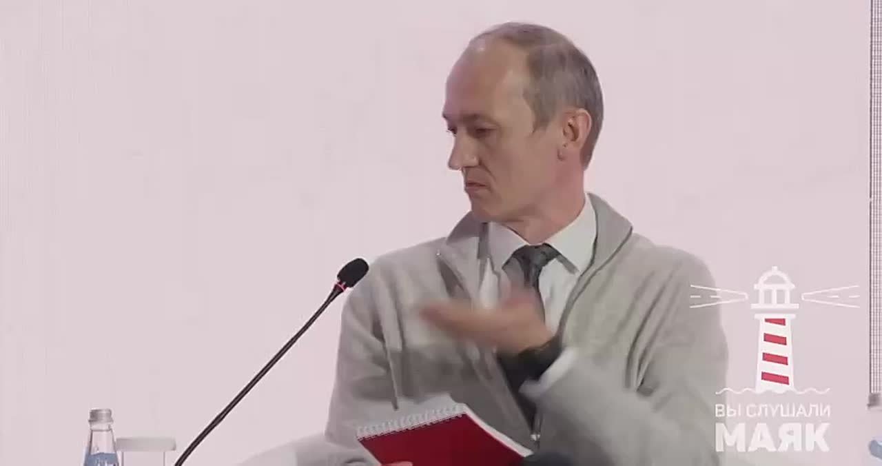 Медведев не читал инструкцию для IPhone потому что ее нет