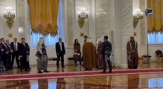 Делегация ОАЭ снова в Кремле в кроссовках, несмотря на московский снегопад