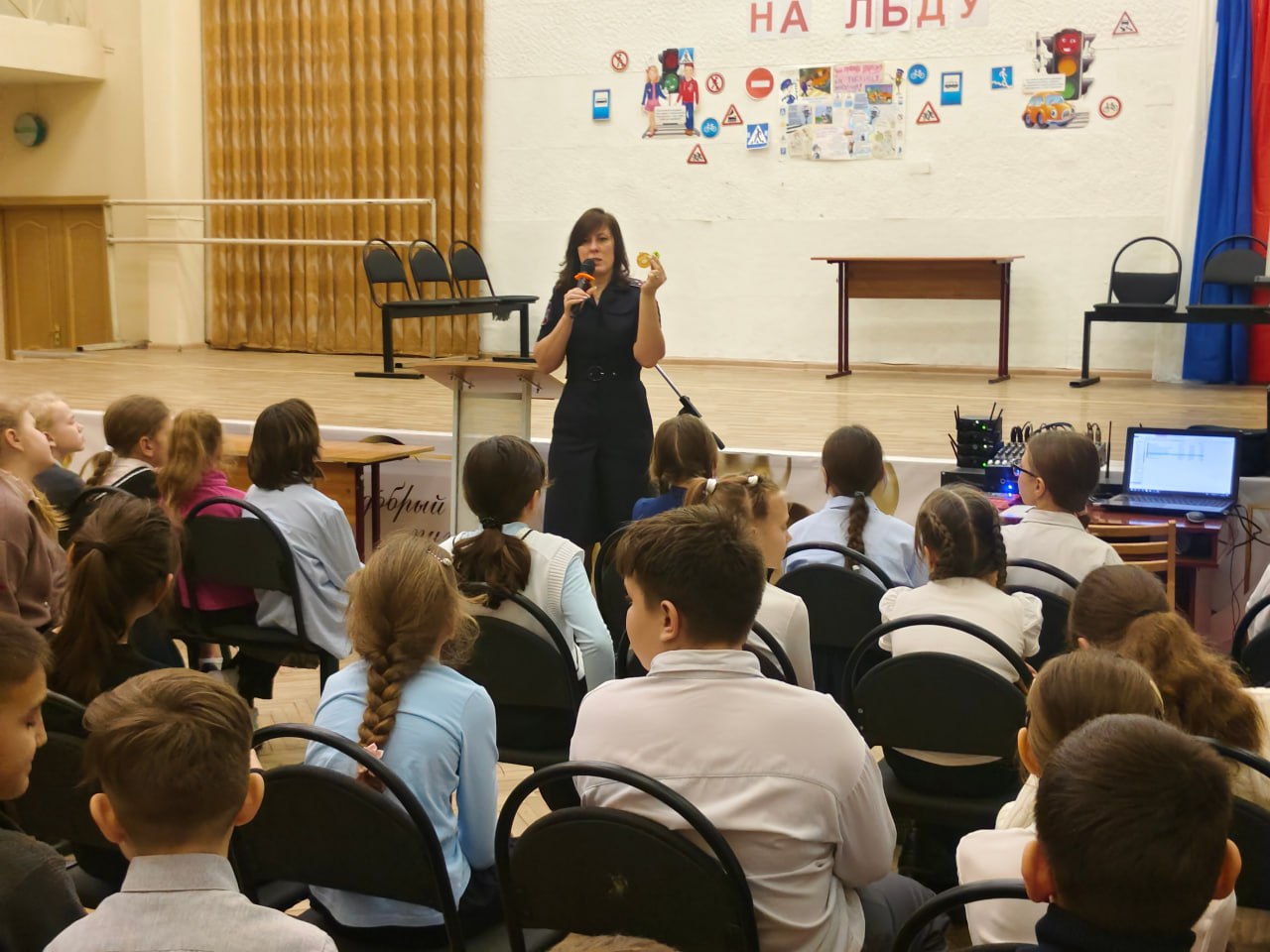 Мультфильмы, правила и безопасность: сотрудники Госавтоинспекции навестили школьников Мультфильмы, правила и безопасность: сотрудники Госавтоинспекции навестили школьников