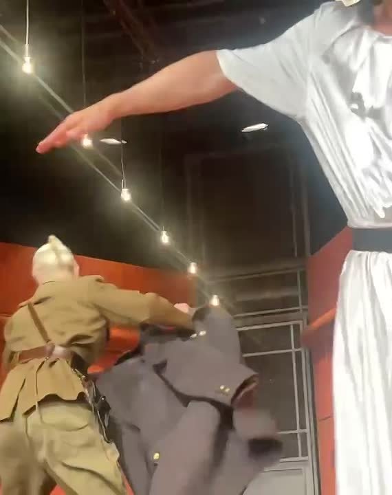 Дмитрий Стешин: Современный театральный режиссер, если он прогрессивен, даже из травоядного "Чебурашки" сделает педерастию с переодеваниями и критикой "тоталитарных режимов, которые, по странному совпадению, не дают...