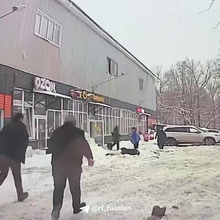 Девушка, на которую с крыши упала глыба льда в Подмосковье, сейчас в больнице