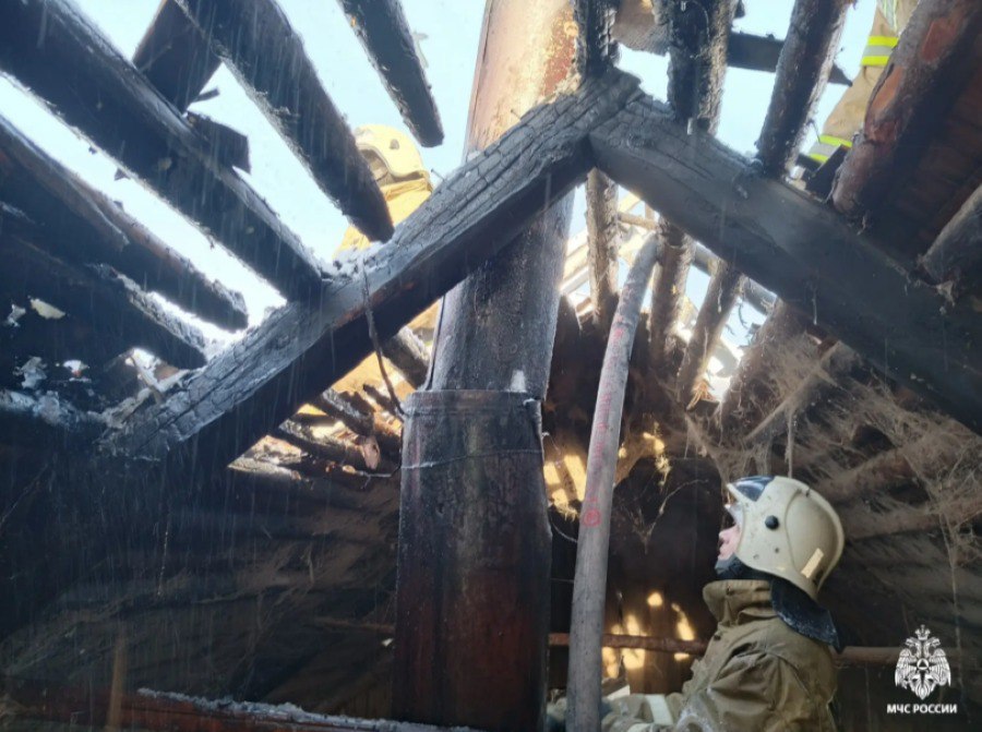 Огнеборцы спасли от огня дом в Тверской области Огнеборцы спасли от огня дом в Тверской области