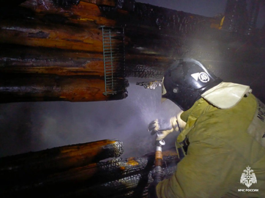 Огнеборцы спасли от огня дом в Тверской области Огнеборцы спасли от огня дом в Тверской области