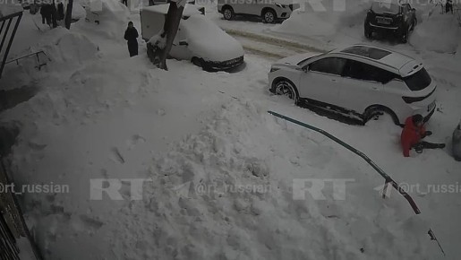 Женщина чудом осталась жива после падения снега с крыши дома в Перми