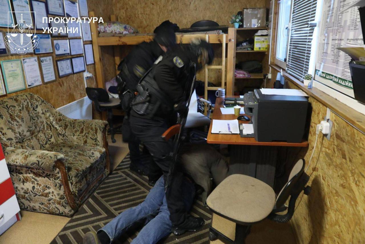 В Киевской области накрыли рехаб, где держали в рабстве 48 человек, включая 17-летнего подростка В Киевской области накрыли рехаб, где держали в рабстве 48 человек, включая 17-летнего подростка