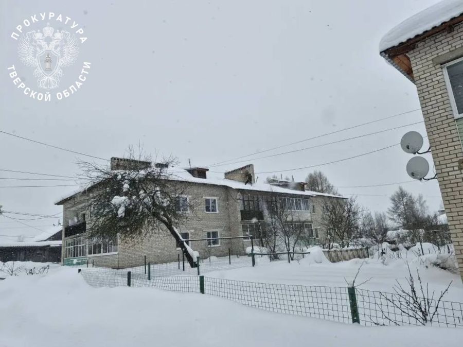 В Старице снег проломил крышу жилого дома