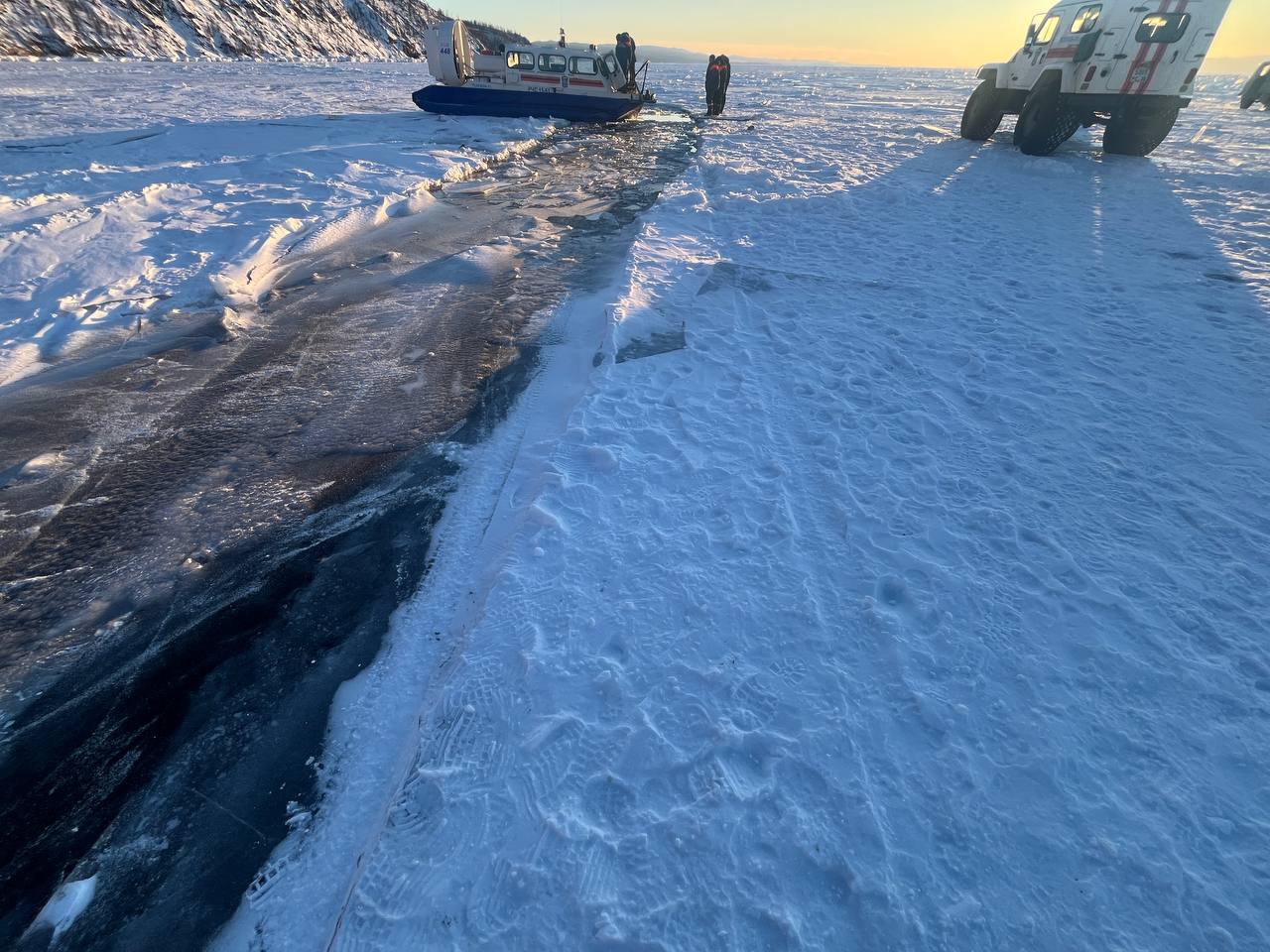 МВД опубликовало первое фото с места затопления "буханки" с китайскими туристами на Байкале МВД опубликовало первое фото с места затопления "буханки" с китайскими туристами на Байкале