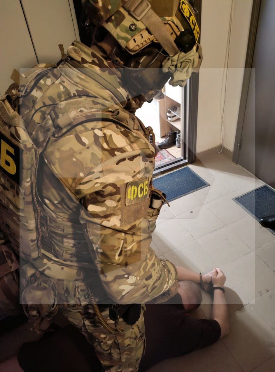 Двух подозреваемых в организации заказных убийств полицейских и предпринимателей задержали сотрудники ФСБ по Челябинской области, сообщил источник РЕН ТВ