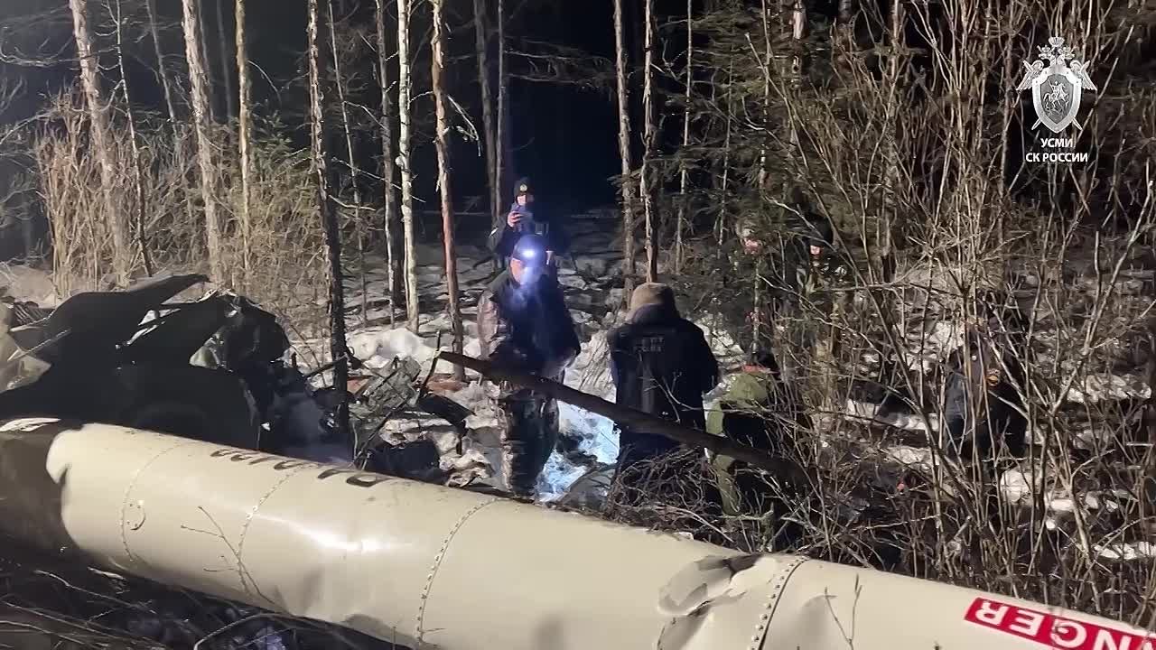 Видео с обстановкой на месте падения вертолета Robinson в Амурской области