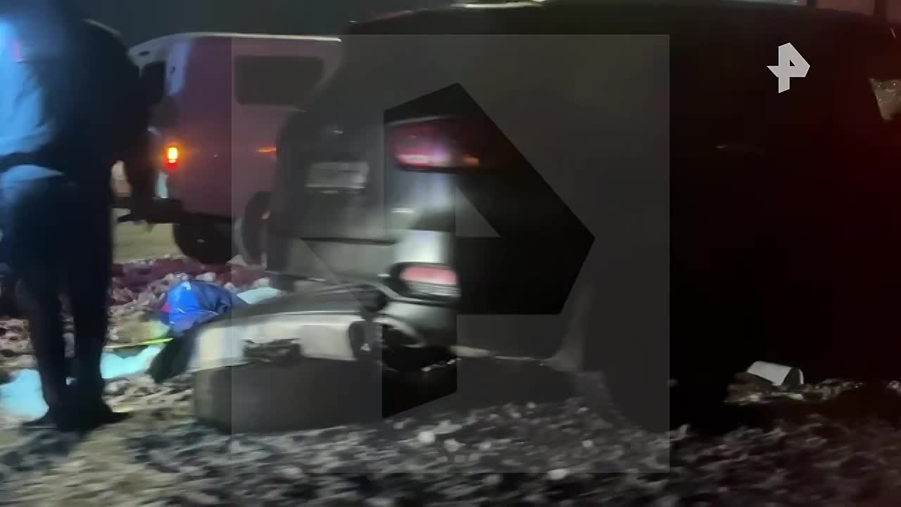 Kia Sorento влетел под кузов "КамАЗа" на МКАДе — от удара один человек погиб, сообщил источник РЕН ТВ