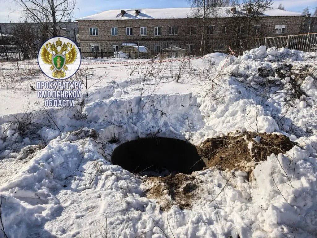 Семилетний ребенок провалился в люк и просидел там шесть часов в Смоленской области