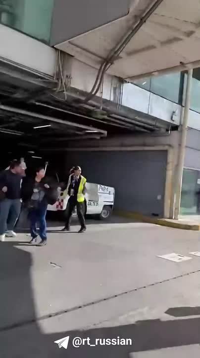 Паника царит в аэропорту Гвадалахары на фоне беспорядков в Мексике, пишут местные СМИ