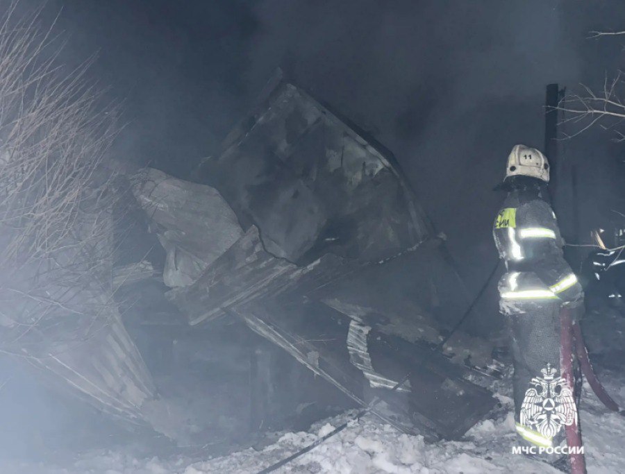 Огнеборцы усмирили сложный пожар на лодочной станции в Кимрах