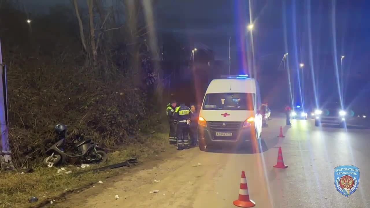 Легковушка вылетела на обочину в Севастополе, сбив двух человек — пострадавший подросток погиб до прибытия скорой