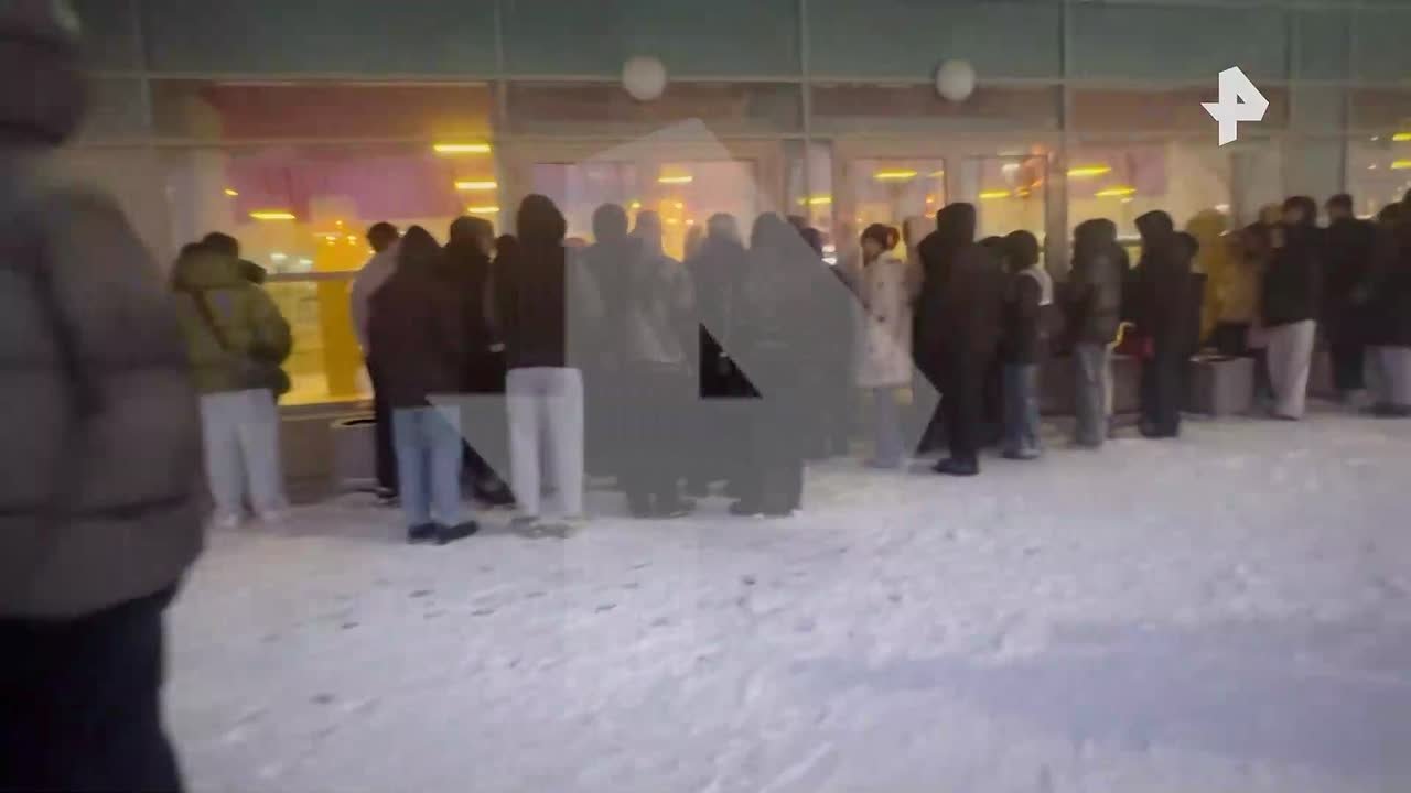 Фанаты рэпера Icegergert, которого ранее штрафовали за выкрики АУЕ*-лозунгов, разъярены из-за сильной задержки концерта в Петербурге