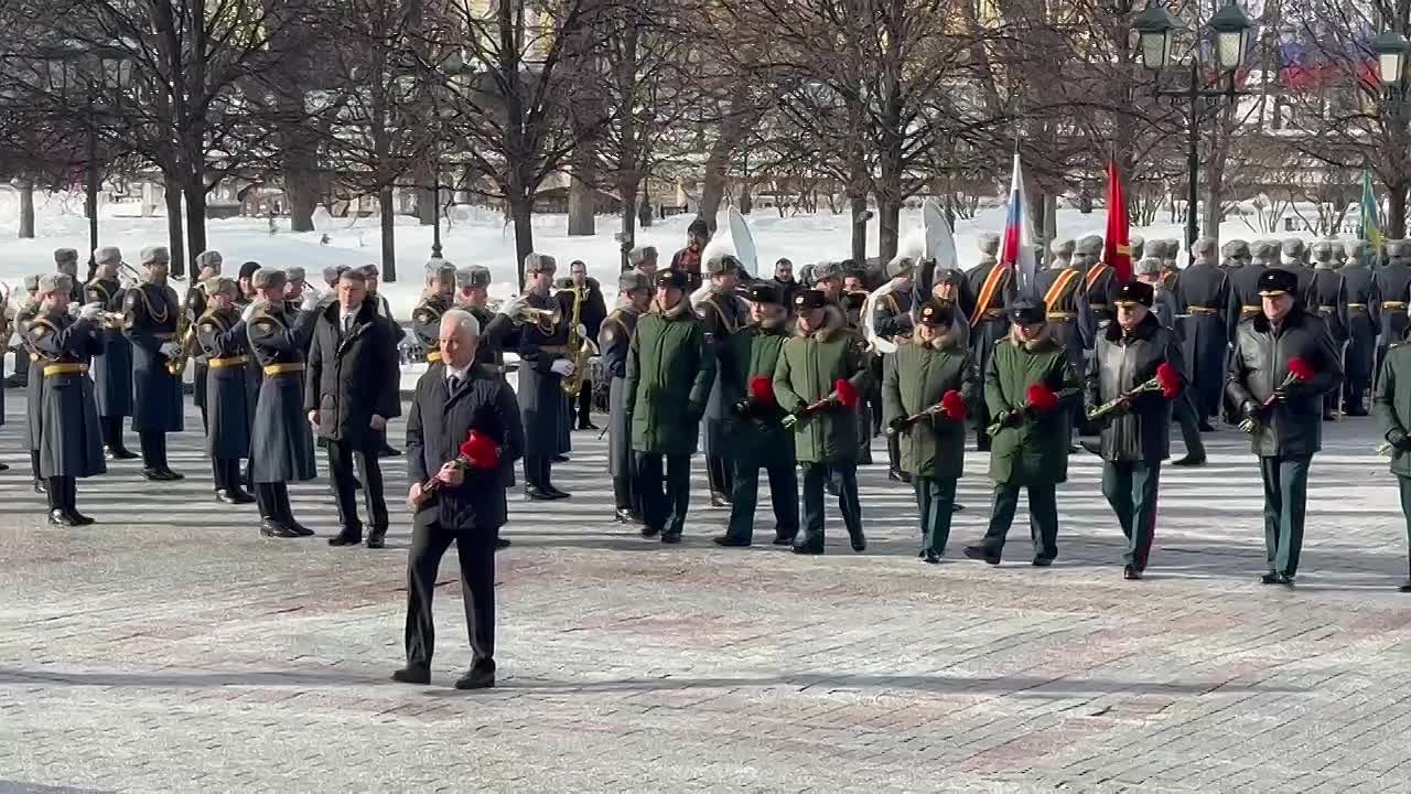 Путин возложил венок к Могиле Неизвестного Солдата