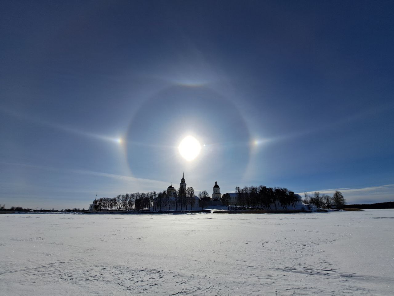 В небе над монастырем в Тверской области заметили яркое оптическое явление В небе над монастырем в Тверской области заметили яркое оптическое явление