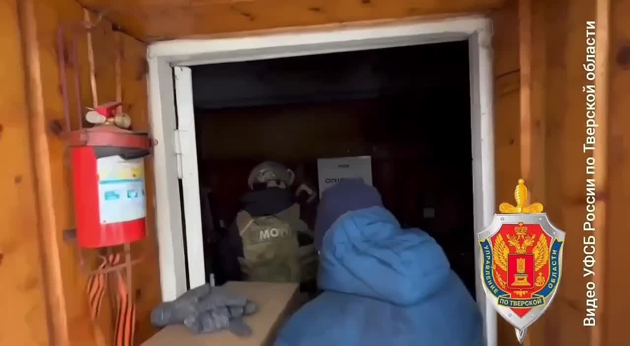 Тверскими сотрудниками ФСБ России пересечена противоправная деятельность жителя Верхневолжья, причастного к незаконному обороту табачной и алкогольной продукции