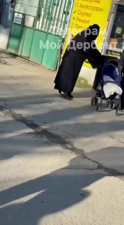 У матери двухлетнего ребенка, умершего от истощения в Дербенте, обнаружены психические отклонения, сообщил источник РЕН ТВ