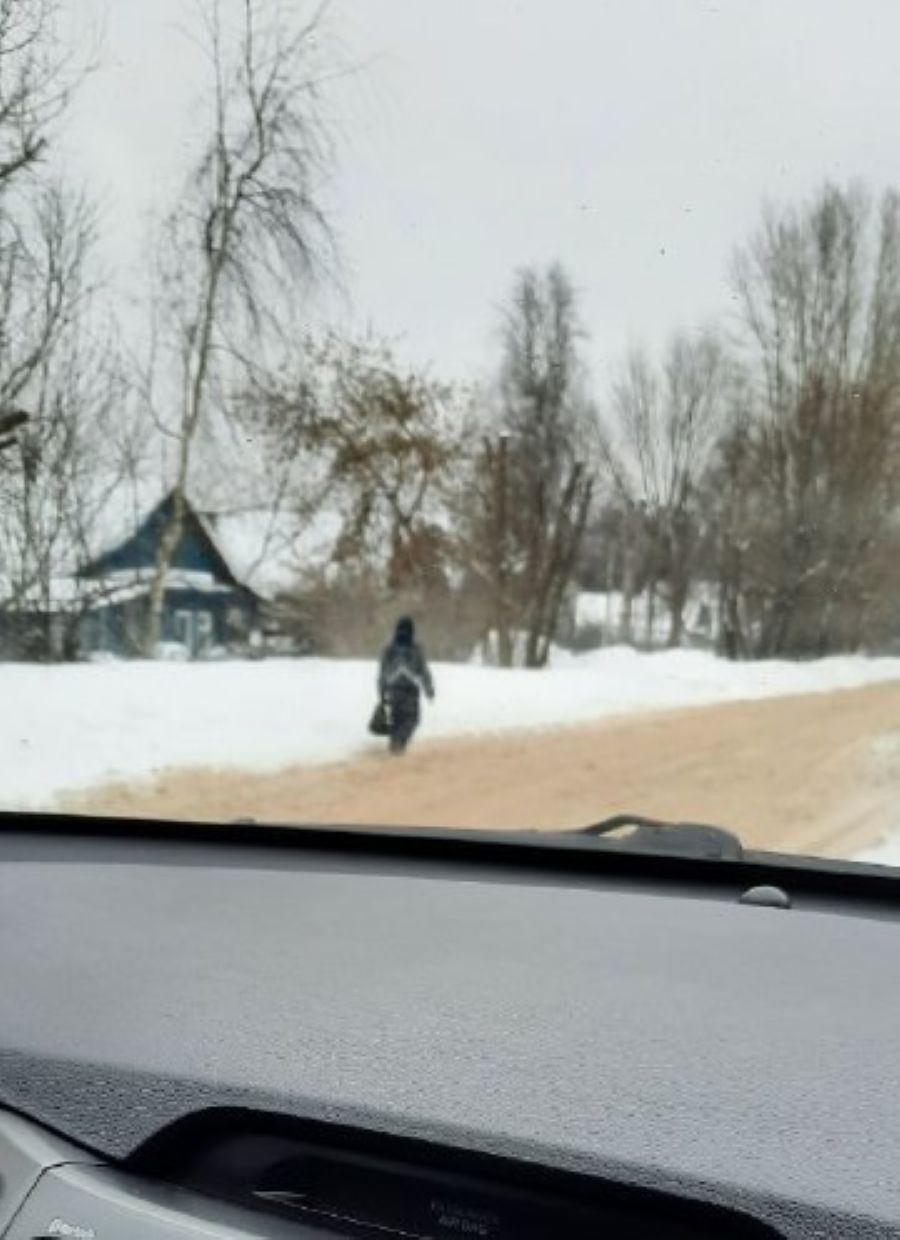 Тротуары замело: в Твери ученики вынуждены добираться до школы по проезжей части Тротуары замело: в Твери ученики вынуждены добираться до школы по проезжей части