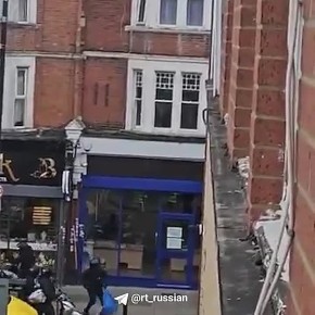 Будни Лондона: бандиты с мачете грабят ювелирный магазин, случайные прохожие с пилой и садовой метлой пытаются (безуспешно) их остановить