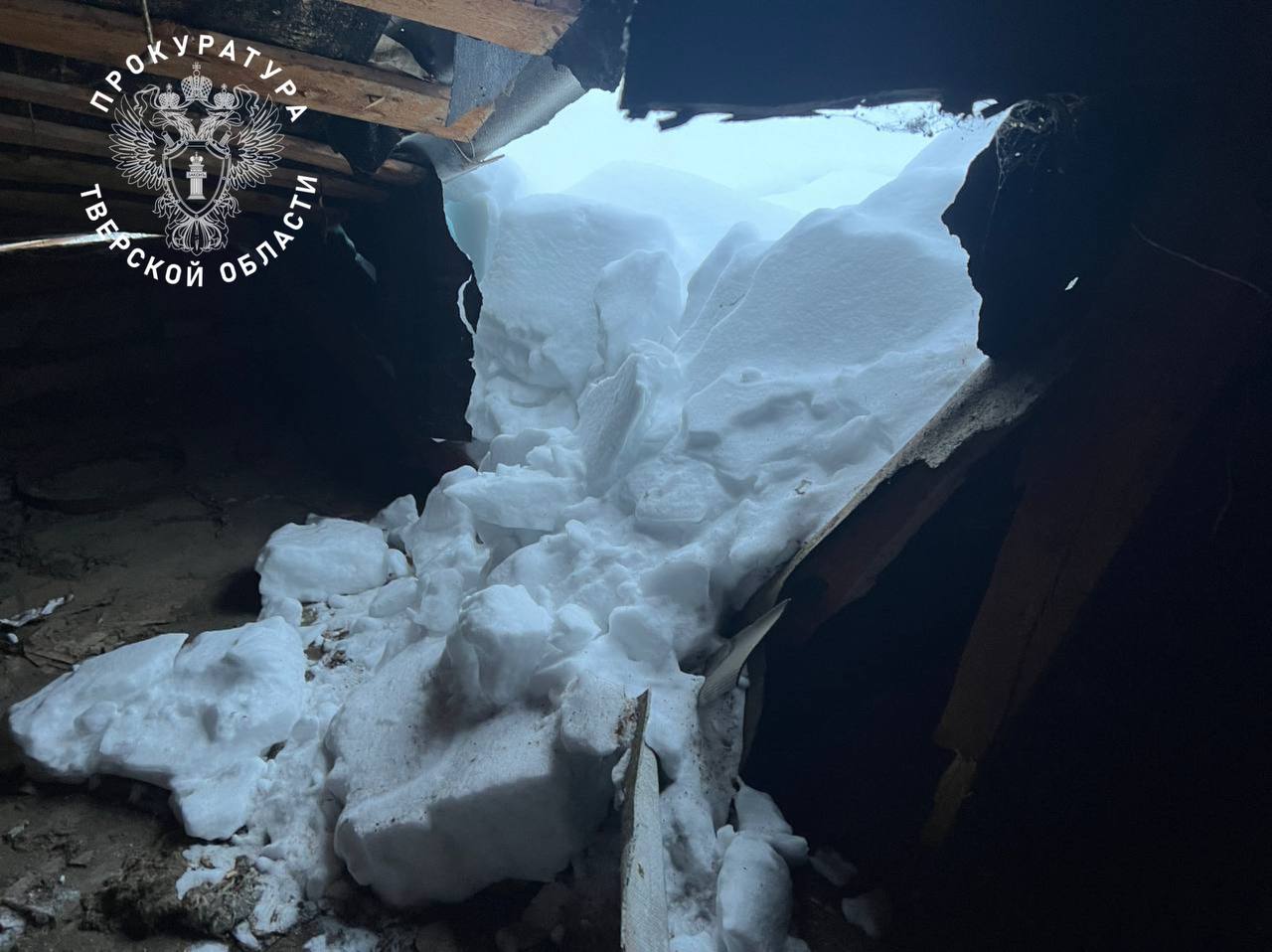 Кимрской межрайонной прокуратурой организована проверка по факту частичного повреждения крыши многоквартирного жилого дома Кимрской межрайонной прокуратурой организована проверка по факту частичного повреждения крыши многоквартирного жилого дома