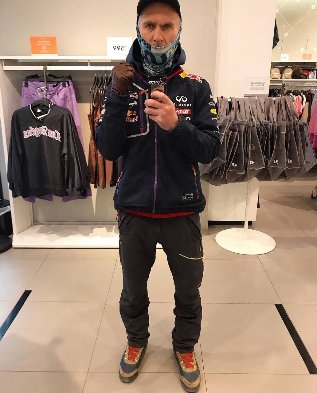 Марина Ахмедова: В Москве объявился провокатор, некто Заур, который записывает видео с намазом, совершаемым в самых неудобных для окружающих местах Марина Ахмедова: В Москве объявился провокатор, некто Заур, который записывает видео с намазом, совершаемым в самых неудобных для окружающих местах