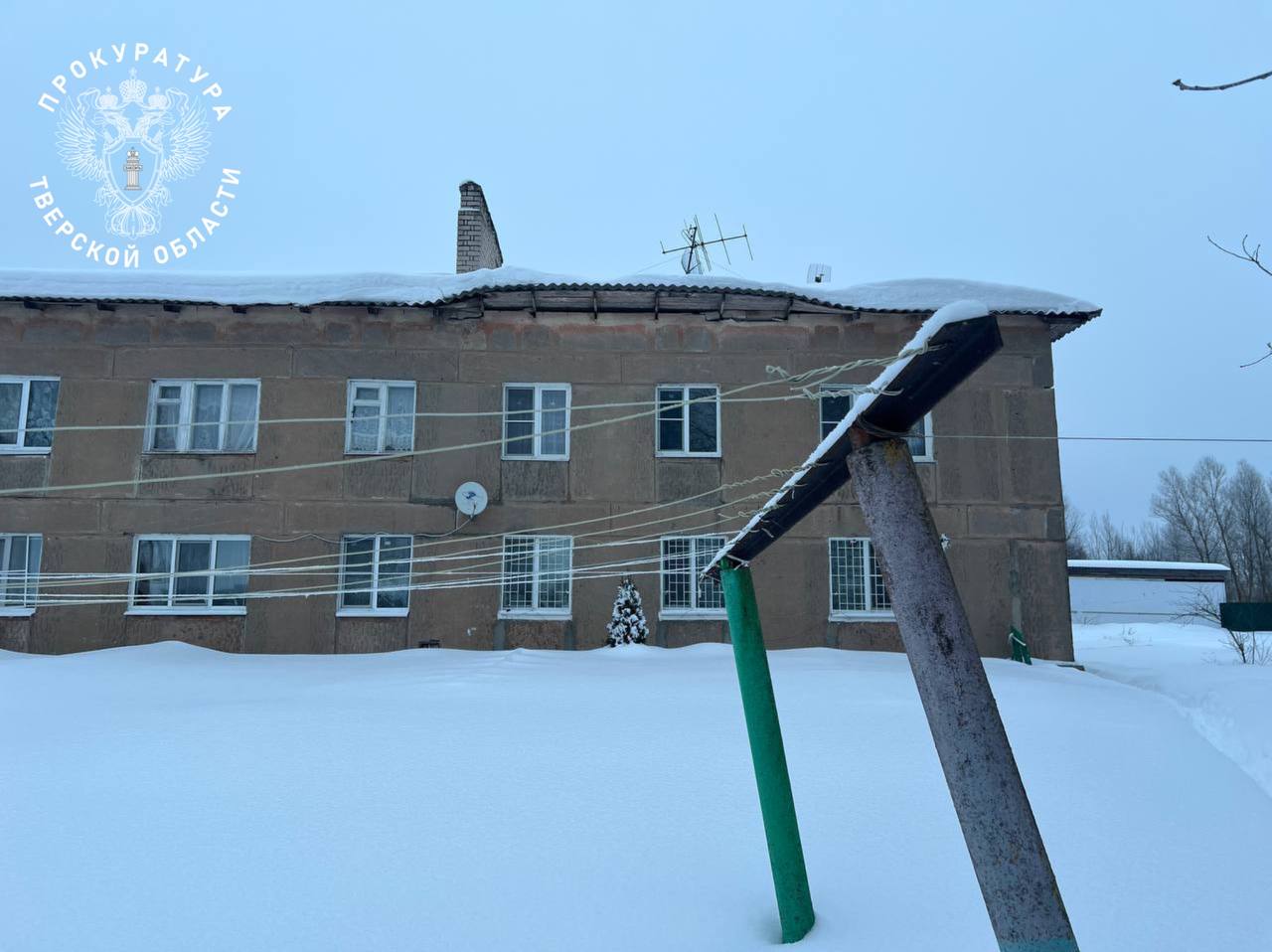 Кимрской межрайонной прокуратурой организована проверка по факту частичного повреждения крыши многоквартирного жилого дома