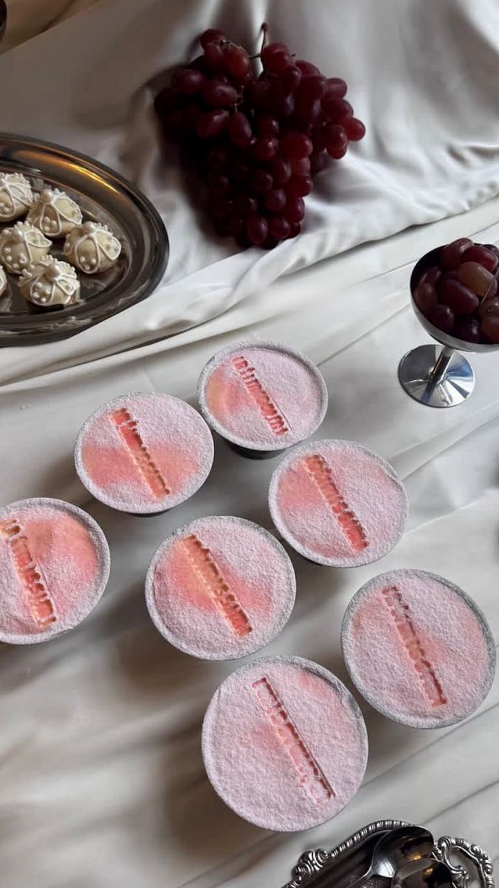 "Коллекция трусов оказалась важнее": в Москве регистрации брака двух десятков пар в особняке на Малой Ордынке внезапно перенесли в другой район всего за час до церемонии "Коллекция трусов оказалась важнее": в Москве регистрации брака двух десятков пар в особняке на Малой Ордынке внезапно перенесли в другой район всего за час до церемонии