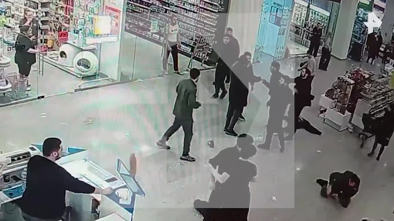 Шестерых хулиганов, подравшихся с охранниками в торговом центре "Щука" на северо-западе Москвы, арестовали на 15 суток