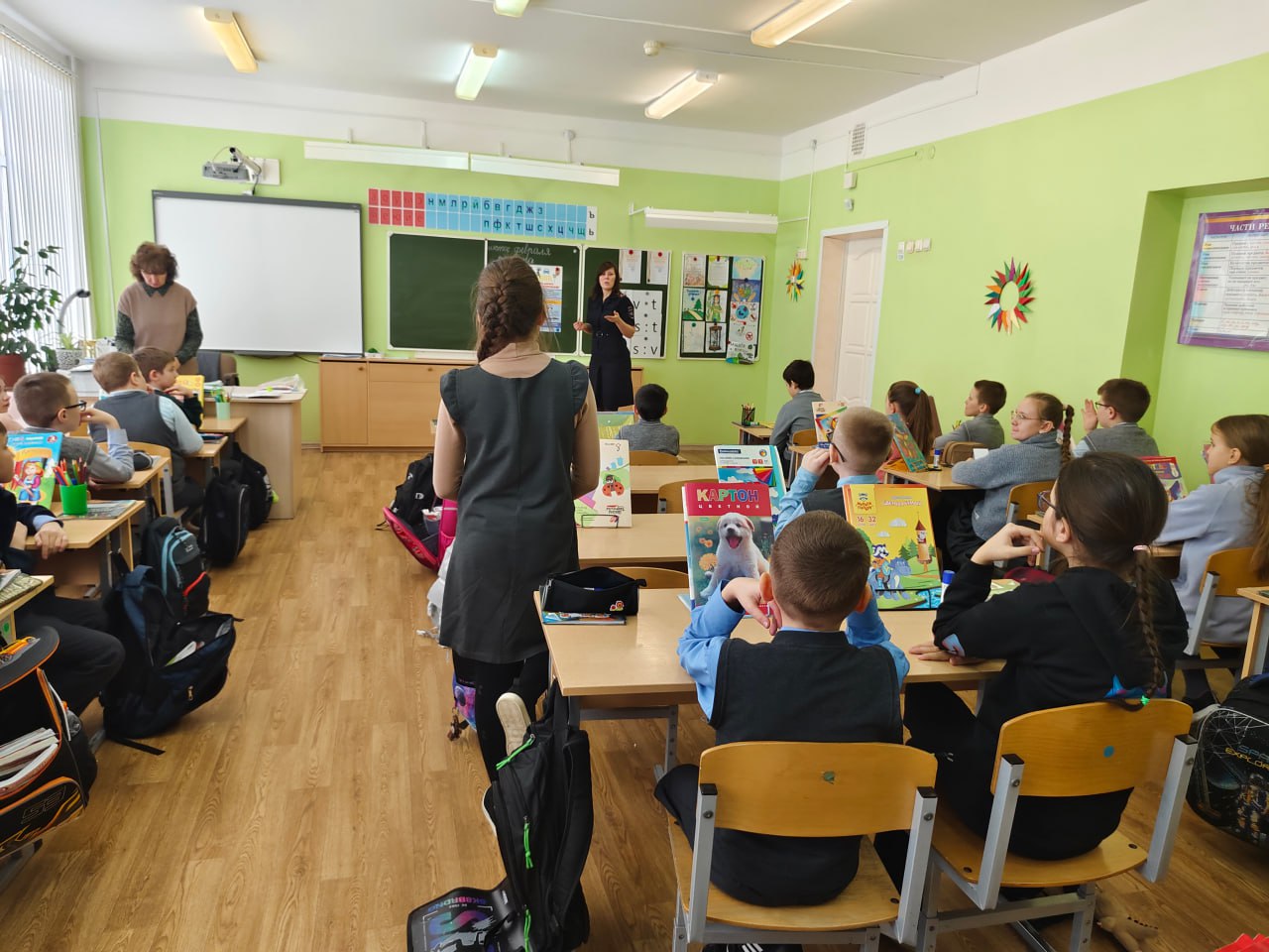 Сотрудники Госавтоинспекции города Твери встретились с учащимися начальных классов № 27 города Сотрудники Госавтоинспекции города Твери встретились с учащимися начальных классов № 27 города