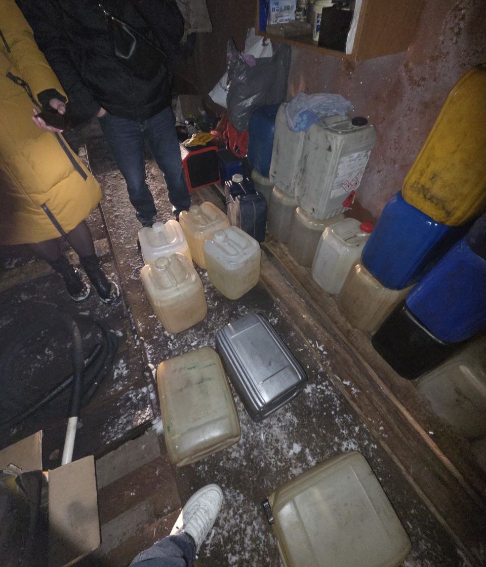 В Твери в районе Крупского моста машинист присвоил 140 литров дизеля