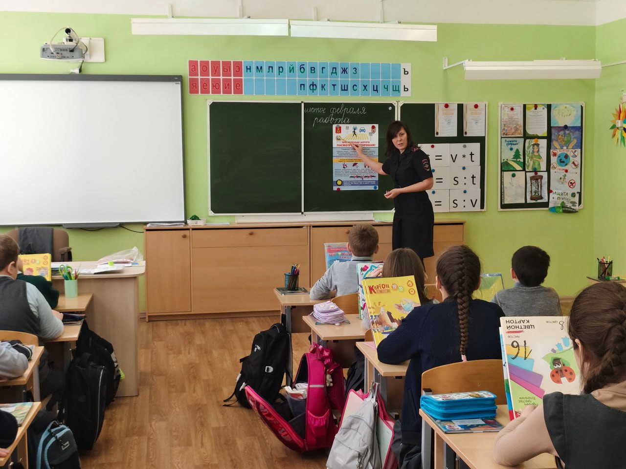 Сотрудники Госавтоинспекции города Твери встретились с учащимися начальных классов № 27 города Сотрудники Госавтоинспекции города Твери встретились с учащимися начальных классов № 27 города