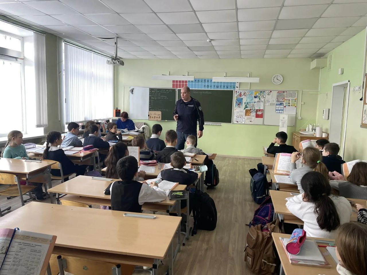 Сотрудники Госавтоинспекции города Твери встретились с учащимися начальных классов № 27 города Сотрудники Госавтоинспекции города Твери встретились с учащимися начальных классов № 27 города