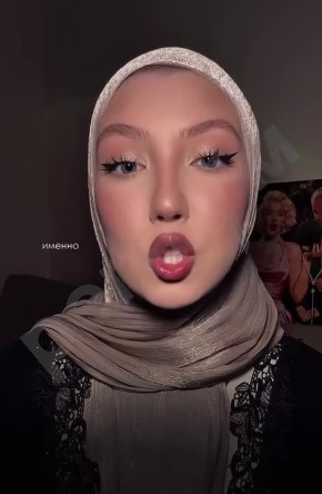 Марина Ахмедова: Москвичка Мария, студентка магистратуры МГУ, покрыв голову хиджабом, записала видео, на котором требовала от «Золотого Яблока» подарочного набора, посвященного Рамадану