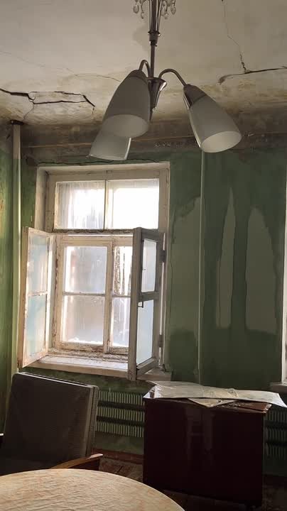 "Вода течёт с потолка, а УК молчит": жители центра Твери жалуются на потоп в квартирах