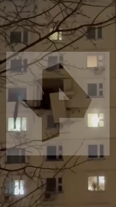 Выбитая оконная рама лежит на земле возле поврежденного дома на юго-западе Москвы