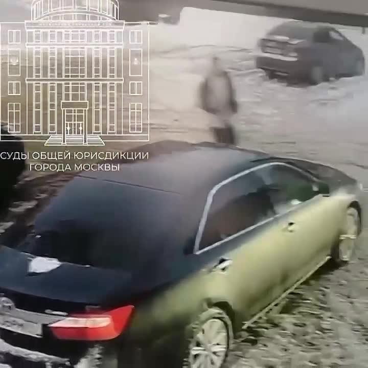 Мужчину привезли в Таганский суд Москвы, чтобы заменить принудительные работы на реальный срок: он уклонялся от наказания