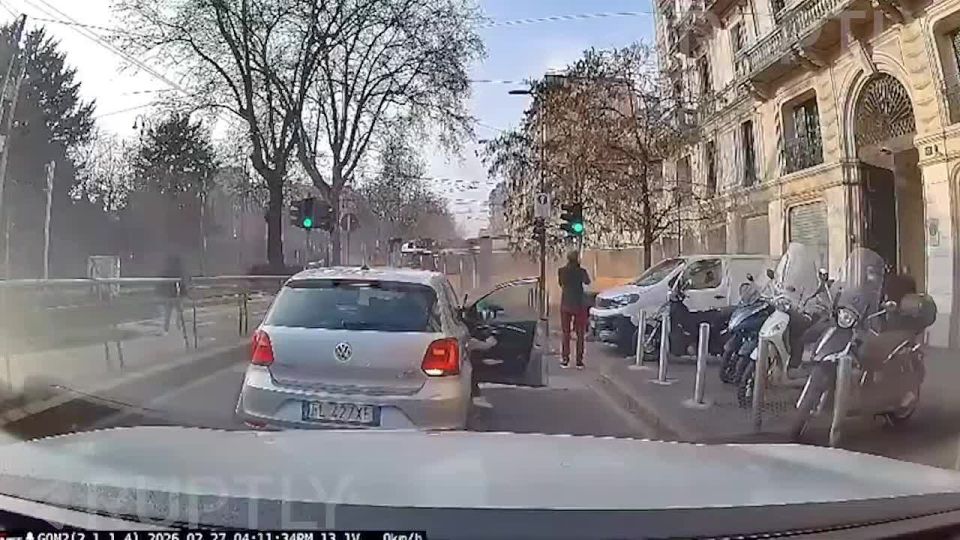 Момент, как трамвай в Милане на полном ходу сходит с рельсов и врезается в здание