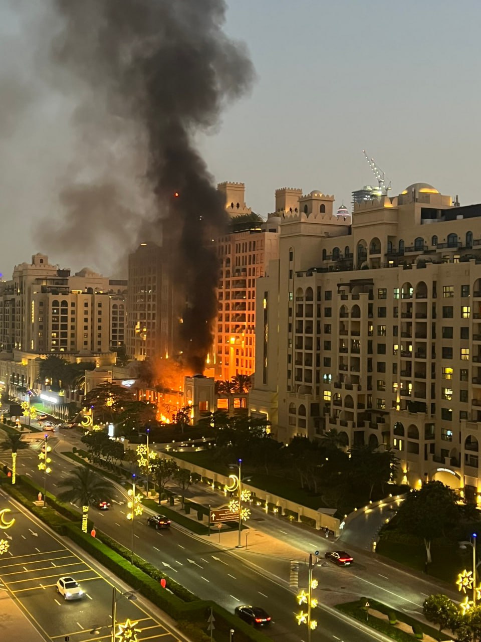 Пожар начался возле здания пятизвездочного отеля в Дубае на острове «Пальма Джумейра» Пожар начался возле здания пятизвездочного отеля в Дубае на острове «Пальма Джумейра»