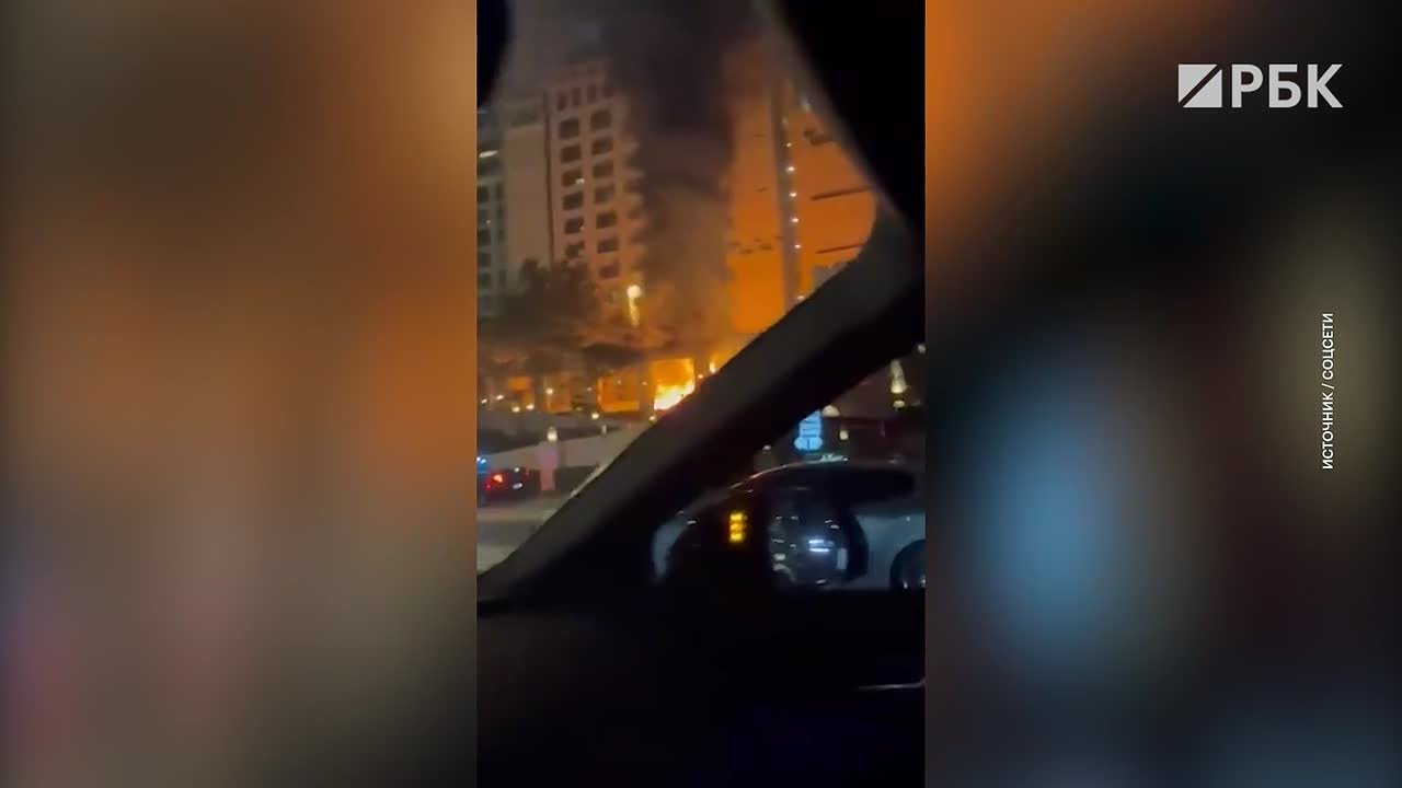 Иранская ракета упала рядом с пятизвездочным отелем Fairmont The Palm в Дубае, после чего начался пожар, свидетельствуют кадры очевидцев