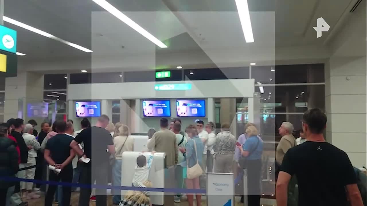 На кадрах РЕН ТВ — очереди у стоек регистрации в аэропорту Дубая